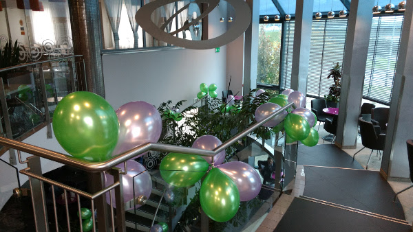 Balony z helem - wystój balustrady hotelowej