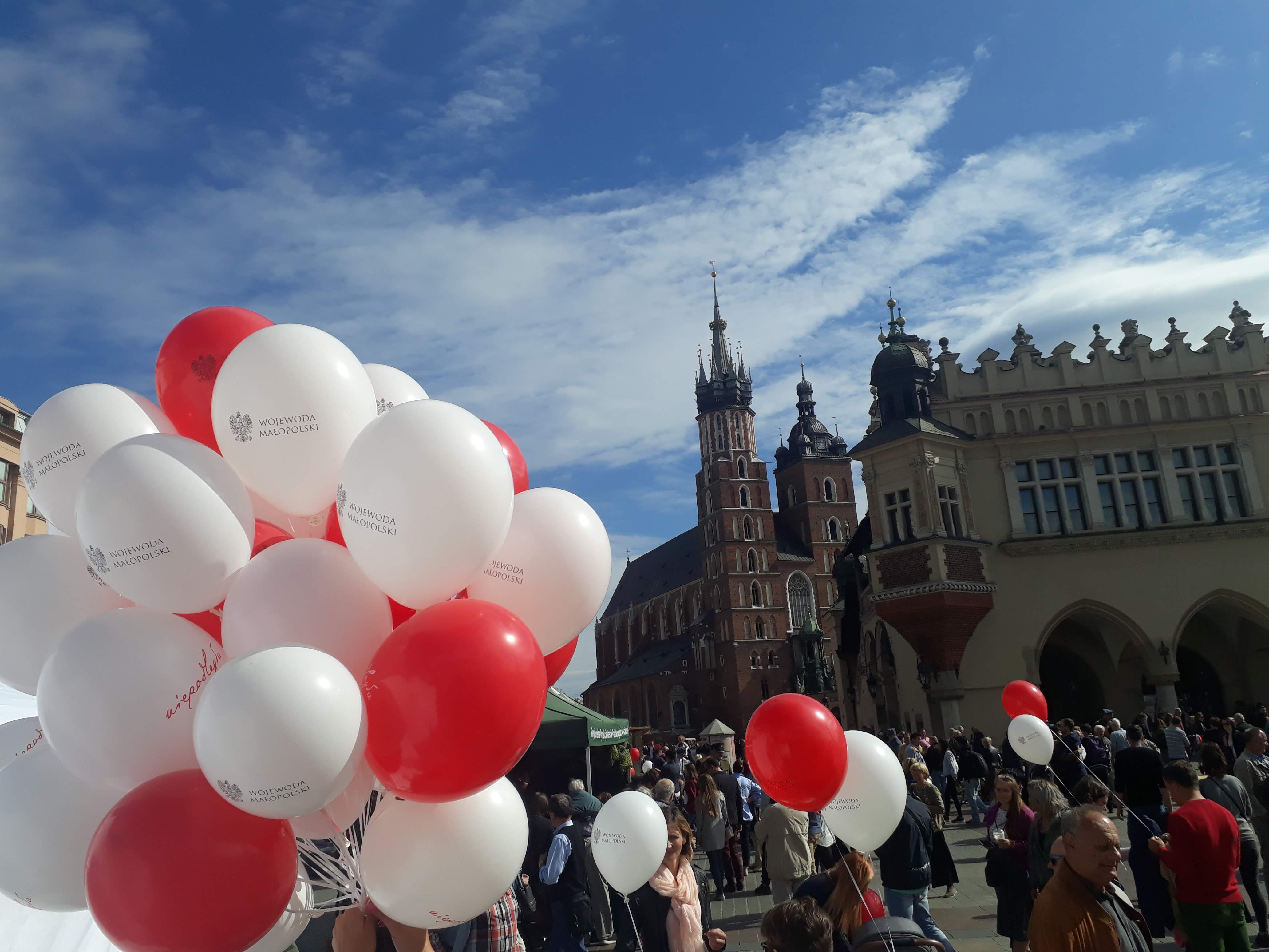 Balony z logo niepodległa na rynku krakowskim