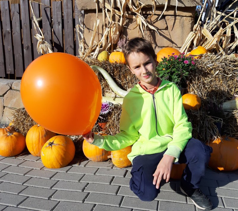 Duży balon lateksowy w kolorze pomarańczowym na Halloween